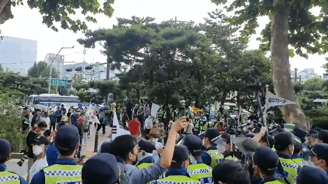 서울 종로구 종로4가 인근에서 국민혁명당 기자회견장으로 진입하려는 시민들과 경찰이 대치하고 있다. 이 과정에서 충돌이 발생해 고성이 오가기도 했다./심기문기자