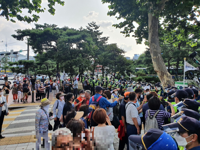15일 오후 4시께 서울 종로구 종로4가 인근에서 걷기대회 참가자들이 국민혁명당 기자회견장에 들어가려고 하자 경찰들이 제지하고 있다./심기문기자