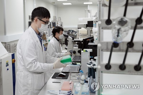지난해 10월 경기 성남의 SK바이오시언스 실험실에서 백신을 개발하는 연구원들의 모습./연합뉴스