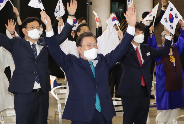 문재인 대통령이 15일 서울 중구 문화역서울284에서 열린 제76주년 광복절 경축식에서 더불어민주당 송영길, 국민의힘 이준석 대표 등 참석자들과 만세삼창을 하고 있다. /연합뉴스