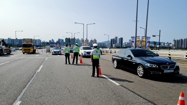 15일 오전 서울 용산구 한남대교 위에서 경찰들이 검문 활동을 이어가고 있다,./허진 기자
