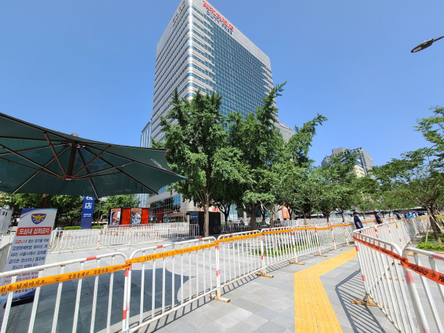 15일 오후 3시 보수단체의 기자회견이 예고된 서울 종로구 동화면세점 앞에 펜스가 설치돼 있다./허진 기자
