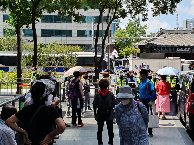 15일 오후 서울시청 인근에서 경찰 저지선에 막힌 시민들이 모여 언성을 높이고 있다./심기문기자