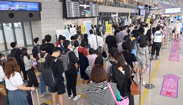 지난 13일 오전 김포국제공항 국내선 청사에는 3일동안 이어지는 광복절 연휴를 제주에서 보내려는 사람들로 북적이고 있다. 정부는 이번 광복절 연휴 때는 가급적 이동과 여행을 자제하고 집에 머무르면서 방역에 협조해 달라고 당부했다./이호재기자