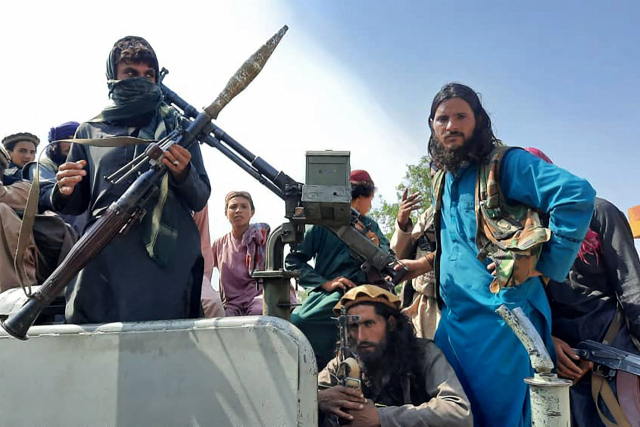 아프가니스탄 탈레반들이 자동차 위에 앉아있다./연합뉴스