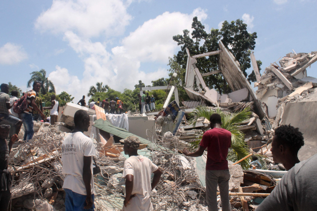 14일(현지시간) 카리브해 섬나라 아이티 남부 레카이에서 규모 7.2의 강진이 발생해 건물이 형체를 알아볼 수 없을 정도로 무너져 있다./AFP연합뉴스