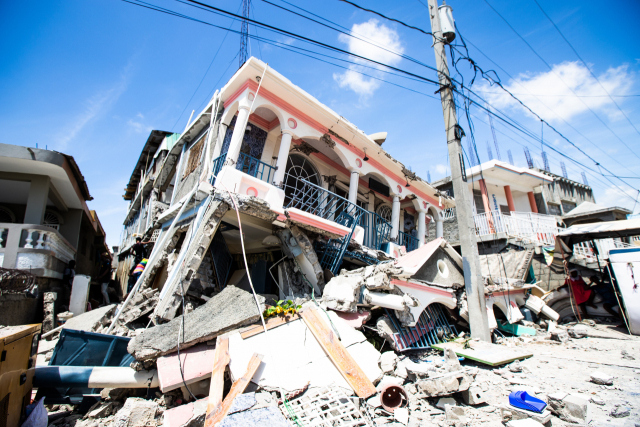 14일(현지시간) 카리브해 섬나라 아이티 남부 레카이에서 규모 7.2의 강진이 발생해 건물이 형체를 알아볼 수 없을 정도로 무너져 있다./EPA연합뉴스