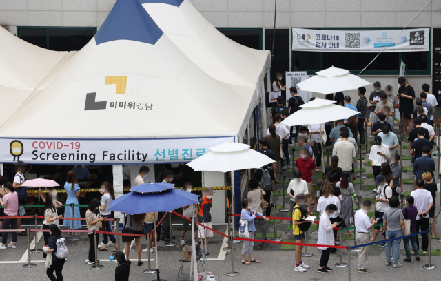 지난 13일 서울 강남구의 한 보건소 선별진료소에서 시민들이 코로나19 검사를 기다리고 있다./연합뉴스