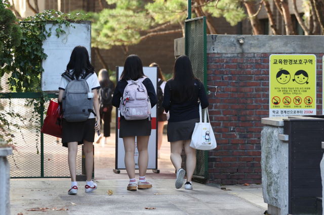 지난 10일 여름방학을 마치고 개학한 서울 시내의 한 고등학교에서 3학년 학생들이 등교하고 있다. /연합뉴스