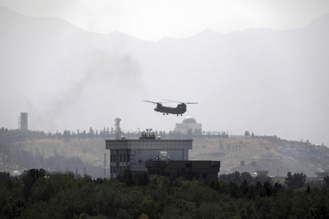 15일(현지시간) 아프가니스탄 철수작전에서 나선 미군의 치누크 헬기가 카불 주재 미 대사관 상공을 날고 있다./AP연합뉴스