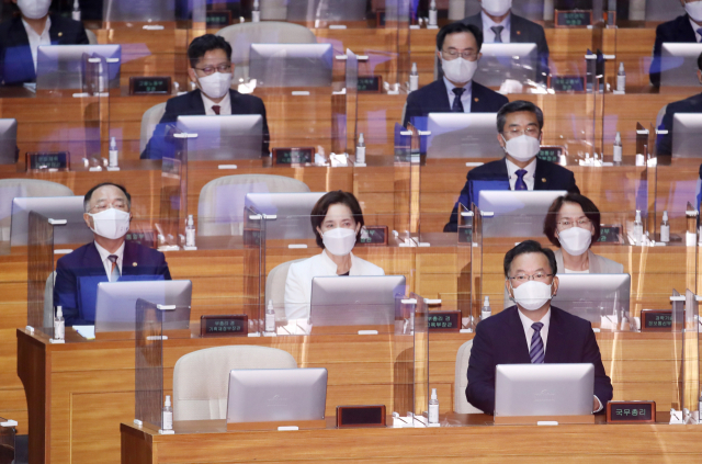 김부겸 국무총리를 비롯한 국무위원들이 지난달 24일 새벽 서울 여의도 국회에서 열린 제389회 국회(임시회) 제3차 본회의에서 2021년도 제2회 추가경정예산안 의결 상황을 지켜보고 있다. /연합뉴스