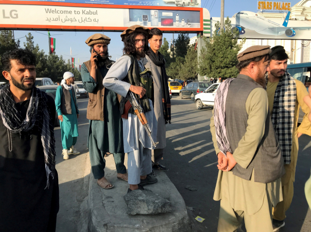 탈레반 무장 대원들이 16일(현지 시간) 아프간 하미드 카르자이 국제공항 근처에 배치돼 있다. /로이터연합뉴스