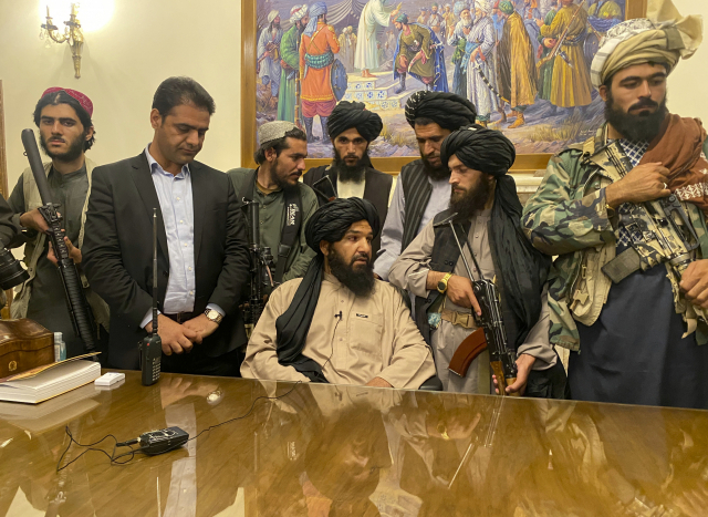 아프간 대통령궁 장악한 탈레반. /AP연합뉴스