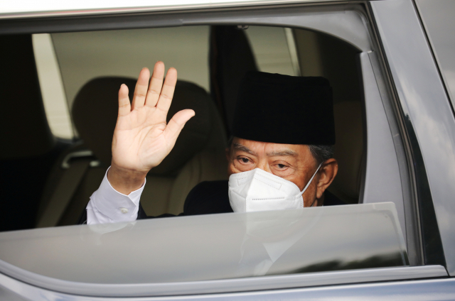 16일(현지 시간) 무히딘 야신 말레이시아 총리가 압둘라 국왕을 만나기 위해 차를 타고 쿠알라룸푸르에 있는 왕궁에 들어가며 손을 흔들고 있다./로이터연합뉴스