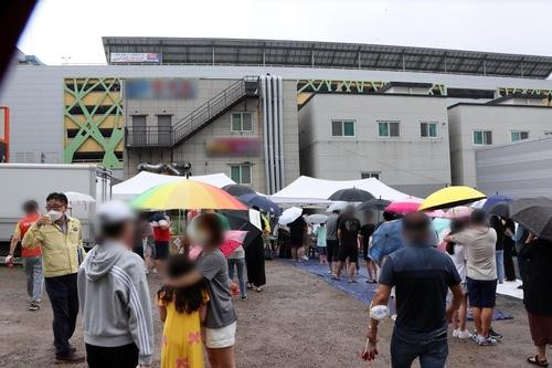 지난 14일 임시선별진료소에서 코로나19 검사받는 포항시민./연합뉴스