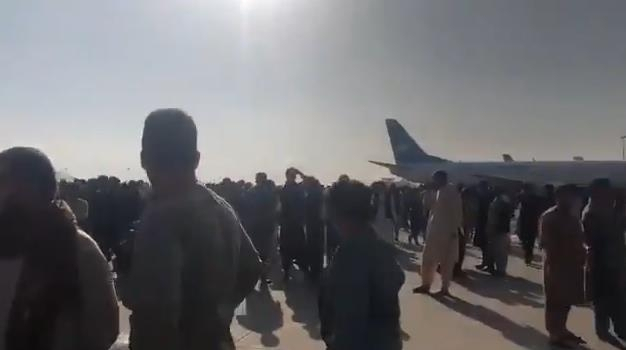 아프간 카불 국제공항 활주로에 시민들이 들어와 있다./트위터 @Khan_Ha55an