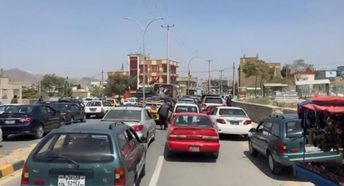 카불 시내를 빠져나가는 차량 행렬로 도로 곳곳이 꽉 막혔다./트위터 @MalikMudassir2