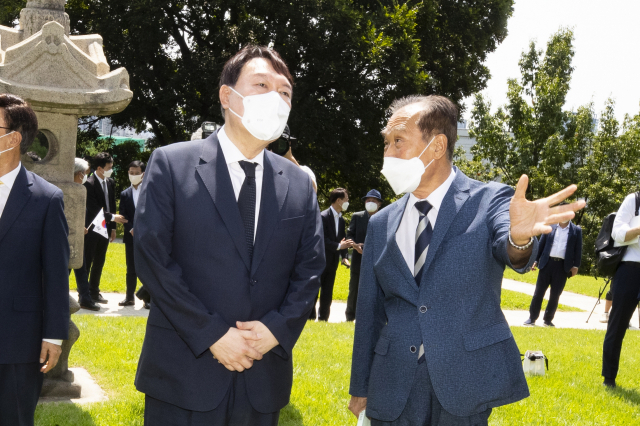 윤석열 (왼쪽) 국민의힘 대선 예비후보가 광복절인 지난 15일 서울 용산구 효창공원 내 백범 김구 선생 묘역 참배에 나서고 있다. /성형주기자