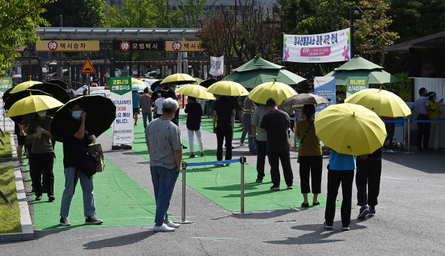 광복절 연휴 마지막 날인 16일 시민들이 서울 서초구 고속터미널역 앞에 마련된 코로나19 임시 선별검사소에서 검사 순서를 기다리고 있다. /오승현 기자