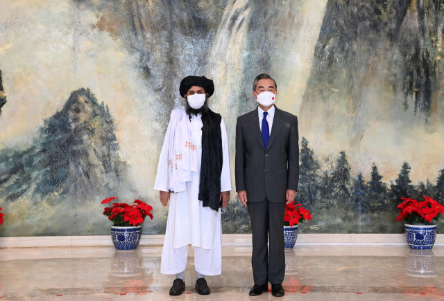 지난달 28일 왕이 중국 외교부장이 톈진에서 탈레반 2인자인 물라 압둘 가니 바라다르를 만나 회담한 후 기념촬영하고 있다. /신화연합뉴스