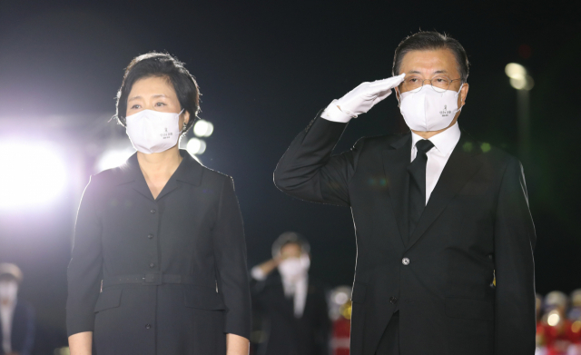 靑 '文, 홍범도 장군 귀환에 눈물...불같은 의지에 총력 밤샘 외교'