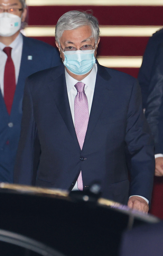 카심-조마르트 토카예프 카자흐스탄 대통령이 16일 서울공항에 도착, 의장대를 사열하고 있다 . /연합뉴스