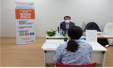 고양 원흥마을 12단지에서 상담사가 입주민에게 직업 관련 상담을 진행하고 있다. /사진제공=LH