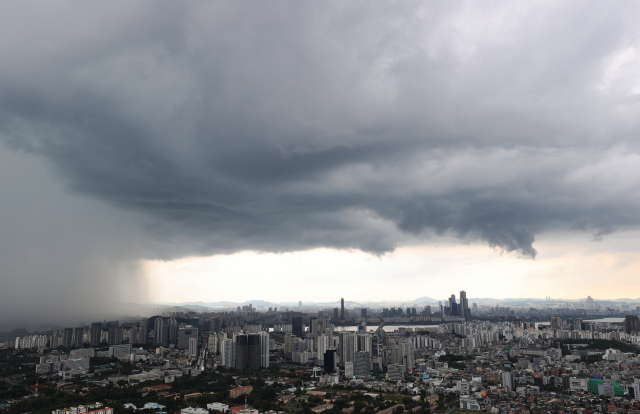 전국적인 무더위 속에 8일 오후 서울 하늘에 먹구름이 가득하다. /연합뉴스