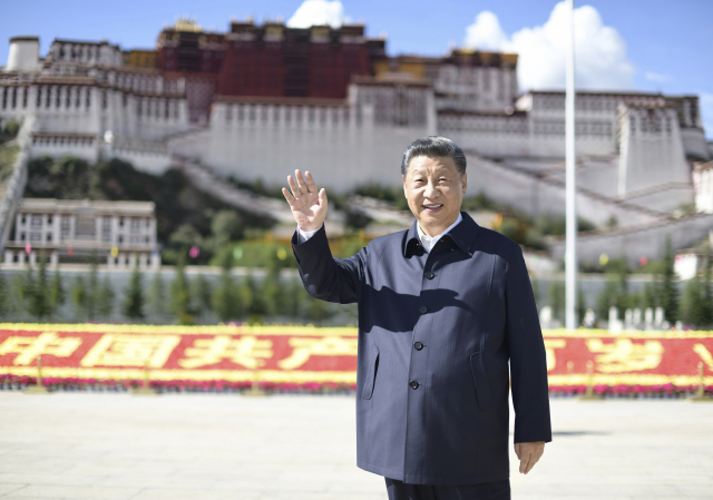 지난달 22일 티베트 수도 라싸를 방문한 시진핑 중국 국가주석이 인파에 손을 흔들고 있다. /신화연합뉴스