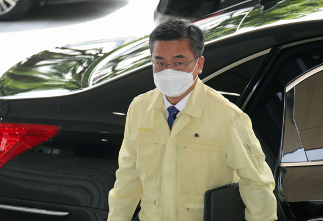 서욱 국방부 장관이 17일 정부서울청사에서 열린 국무회의에 참석하고 있다. /연합뉴스