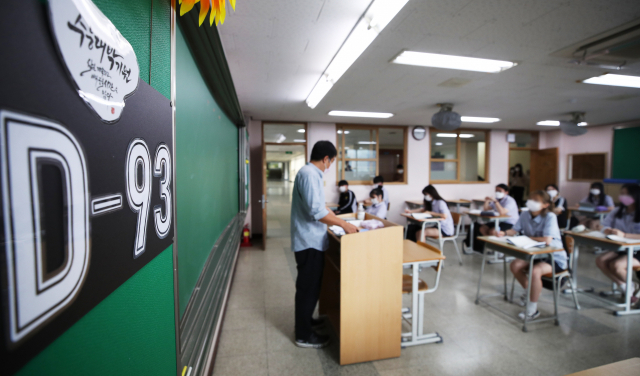 수능을 93일 앞둔 17일 개학한 경기도 용인시 수지구 서원고등학교 3학년 교실에서 학생들이 수업 준비를 하고 있다. /용인=연합뉴스