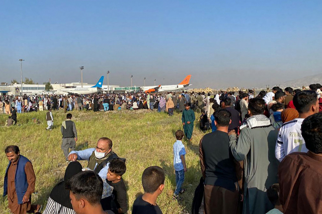 16일(현지시간) 아프가니스탄 수도 카불 국제공항이 출국을 기다리는 시민들로 북새통을 이루고 있다. 이슬람 무장단체 탈레반이 정권을 재장악하자 이날 날이 밝기도 전에 수천 명의 카불 시민들이 아프간을 탈출하기 위해 공항으로 몰려들었다. /AFP연합뉴스