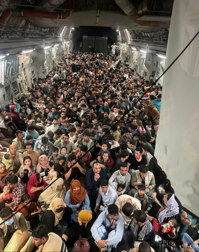 지난 15일(현지시간) 아프가니스탄 수도 카불에서 미군 C-17(글로브마스터Ⅲ) 수송기가 국외로 탈출하는 주민들을 가득 태운 채 카타르로 향하고 있다./로이터연합뉴스