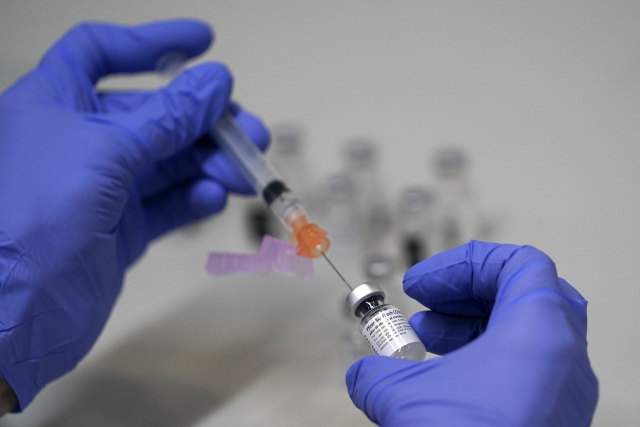 지난 3월 미국의 의료진이 화이자사의 신종 코로나바이러스(코로나19) 감염증 백신을 주사하고 있다. /AP연합뉴스