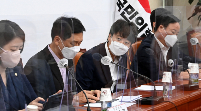 이준석(왼쪽 세번째) 국민의힘 대표가 17일 오전 국회에서 열린 최고위원회의를 주재하고 있다.