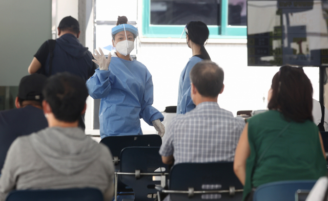 보건소 선별진료소에서 의료진이 안내를 하고 있다./연합뉴스