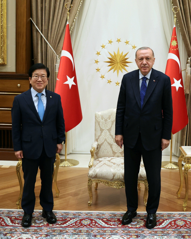 박병석(왼쪽) 국회의장과 레젭 타입 에르도안 터키 대통령이 16일(현지시간) 터키 앙카라 대통령궁에서 회담에 앞서 기념사진을 찍고있다. / 사진제공=국회의장실