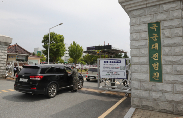 13일 중사의 빈소가 마련되는 대전 유성구 국군대전병원 출입이 통제되고 있다. /연합뉴스