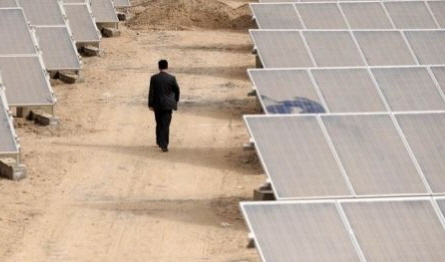 중국 신장위구르에 설치된 태양광발전소. /로이터연합뉴스