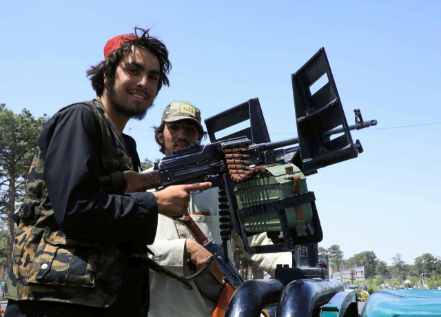 아프가니스탄의 이슬람 무장조직 탈레반이 14일(현지시간) 아프간에서 3번째로 큰 도시인 서부 헤라트를 장악한 후 순찰하고 있다. /연합뉴스