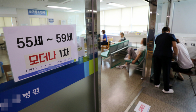 지난달 26일 오전 광주 북구의 한 병원에서 대상자들이 모더나 백신을 접종받고 있다./연합뉴스