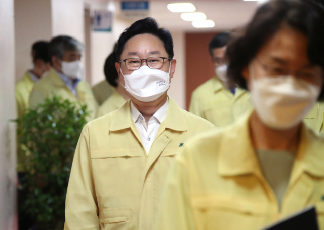 박범계 법무부 장관이 17일 정부서울청사에서 열린 국무회의에 참석하고 있다/연합뉴스