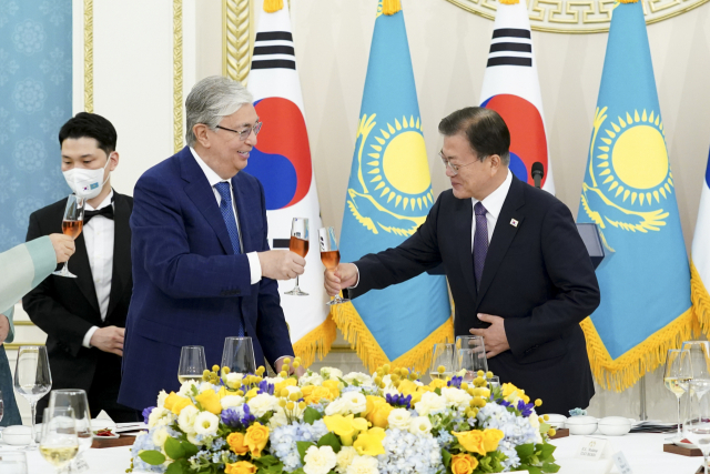 문재인 대통령이 17일 청와대에서 열린 국빈 만찬에서 토카예프 카자흐스탄 대통령과 건배하고 있다.