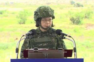 지난해 7월 대만 방어훈련인 ‘한광훈련’에서 차이잉원 총통(대통령)이 군복을 입고 연설하고 있다. /연합뉴스