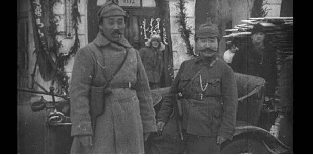 1922년 모스크바에서 열린 국제공산당 대회인 원동민족혁명단체대표회 개막식 촬영 영상 속 홍범도(왼쪽)·최진동 장군. /연합뉴스