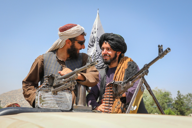 아프가니스탄의 이슬람 무장단체 탈레반 대원들이 (현지 시간) 차에 탈레반 깃발을 달고 아프간 수도 카불을 순찰하고 있다. /연합뉴스