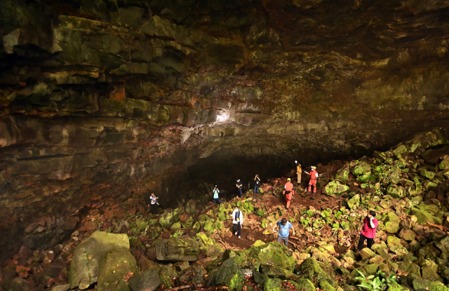 초대형 동굴인 웃산전굴은 수백 명이 한꺼번에 들어가도 될 정도로 넓은 입구를 자랑한다.