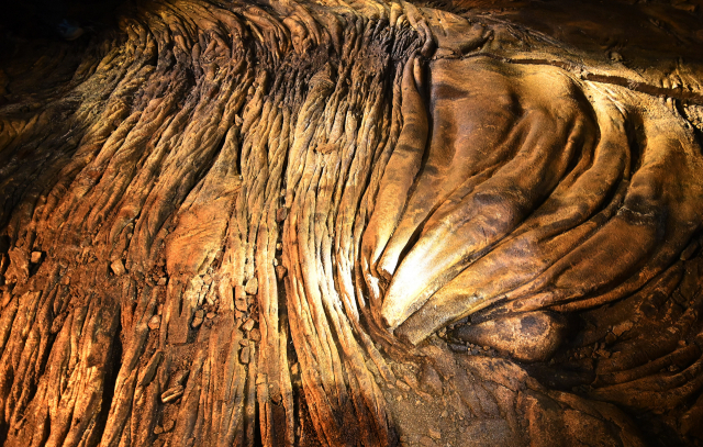 용암 동굴계 후반인 만장굴 바닥은 용암이 서서히 식으면서 층층이 밀려 ‘밧줄 구조’ 형태를 하고 있다.