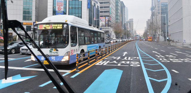 부산 가로변 버스전용차로를 달리는 시내버스./사진제공=부산시