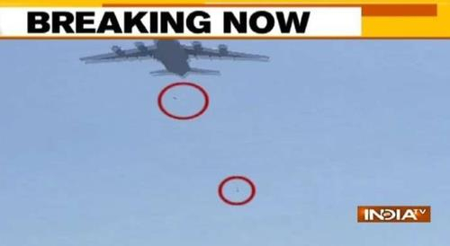 17일(현지시간) 아프가니스탄 카불에서 이륙한 미 수송기에서 사람이 추락하고 있다./인디아TV 홈페이지 캡처